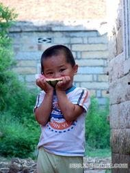 帅哥吃瓜照片真实,帅哥品尝新鲜瓜果，镜头下的自然魅力