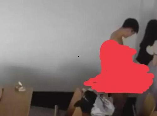 教室情侣吃瓜,揭秘校园甜蜜瞬间