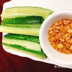 扭瓜蘸酱吃,传统美食新体验