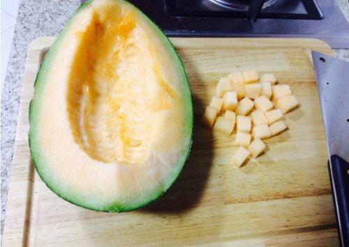 大嫂吃哈密瓜,甜蜜滋味，温馨时光